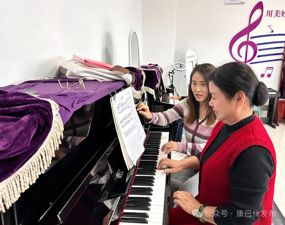 銀發(fā)鋼琴夢(mèng) 老年大學(xué)里的音樂(lè)新篇章